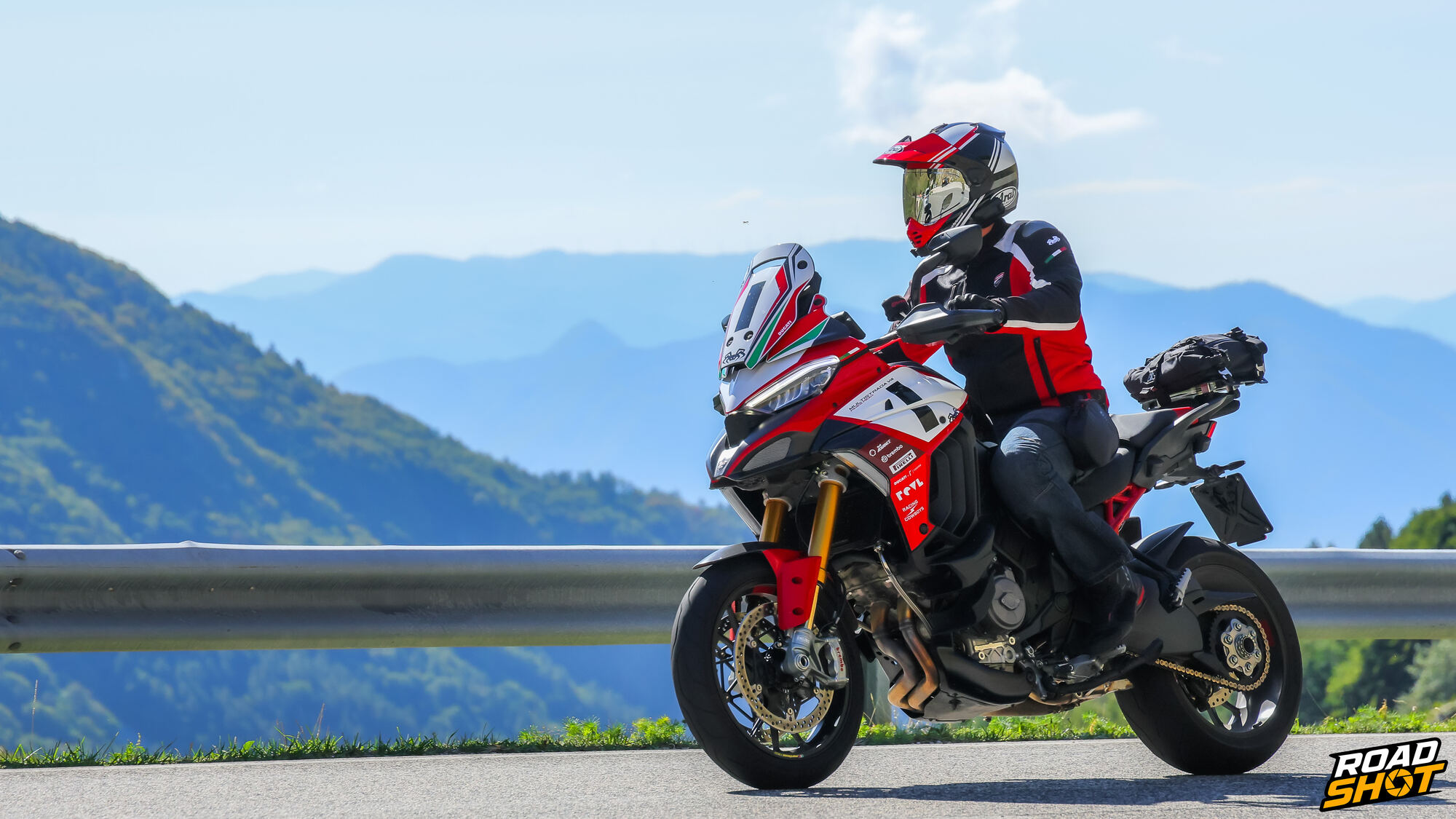 Motociclista in piega a Forca d'Acero